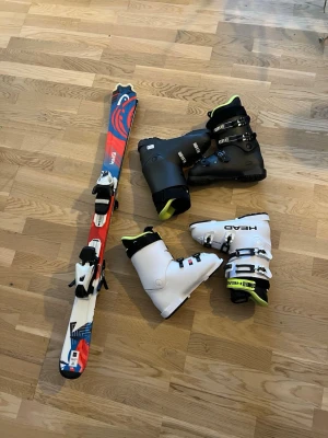HEAD pjäxor i vitt och svart, strl 25.0/25.5 - Knappt använda, nästan helt nya, endast använt en semester, skidorna kan anpassas som visad på bild och stövlarna kan även värmas upp och anpassas efter dina fötter   De vita stövlar : str 25-25,5 nytt pris ca 2700-3000 De svarta stövlar: str 26-26,5 nytt pris ca 2500  Skidorna: L117 R6,9 nytt pris ca 2500-3000  Nytt pris på allt 8500 Mitt pris Vita stövlar ensamt 1500  Svarta 1200 Skidor 1700 Mitt pris på hela paketet 3000                                          Kom gärna privat( fler bilder) 
