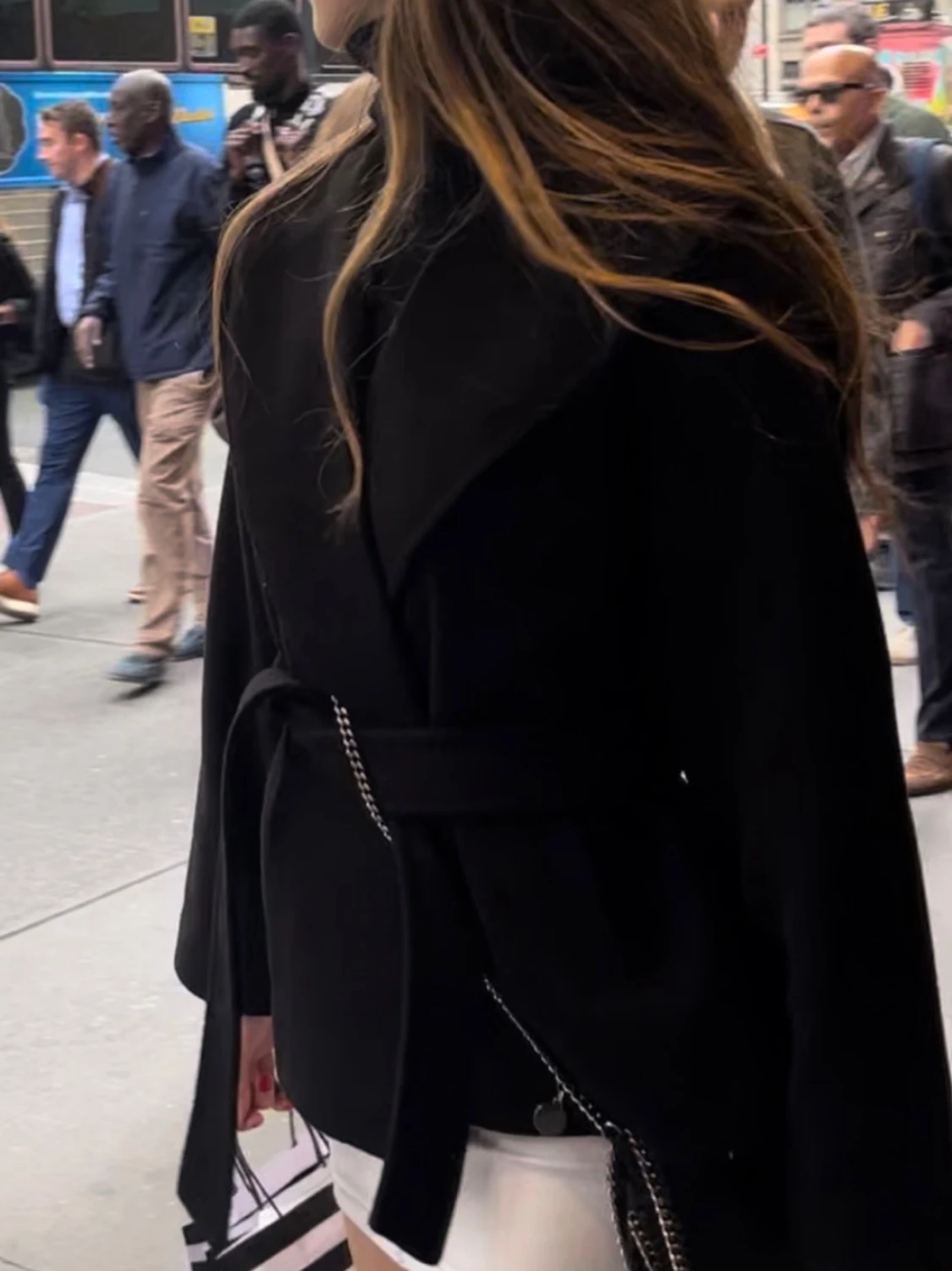 Svart kappa med bälte