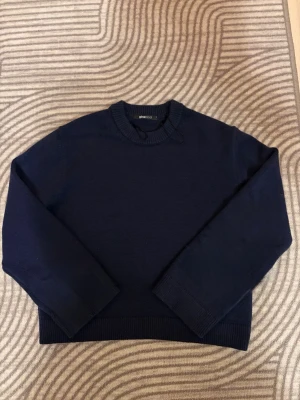 Marinblå stickad tröja Gina tricot - Marinblå stickad tröja ifrån Gina, lite liten i storlek.        Åker bort över jul och nyår fr.om 18/12 så köp innan dess om du är intresserad.