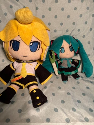 Vocaloid Miku & Len gosedjur - Priset är för båda! Köpt för fleeera år sedan, dom är bootlegs men söta ändå!