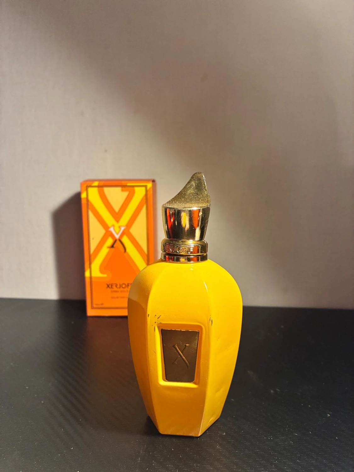 Färgstark Xerjoff parfymflaska