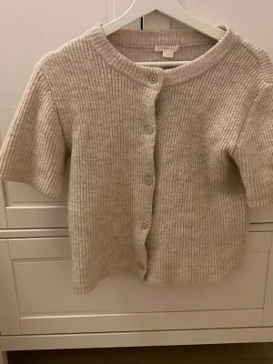 Så söt kofta från Gina Young💕 - Så fin kofta från Gina köpt i oktober 2024. Använd kanske 4 gånger. Knappt några tecken på användning. Storlek 146/152, typ som en xs/xxs. Ganska stor runt men inte särskilt lång. Ganska fast vid priset men det kan diskuteras💕