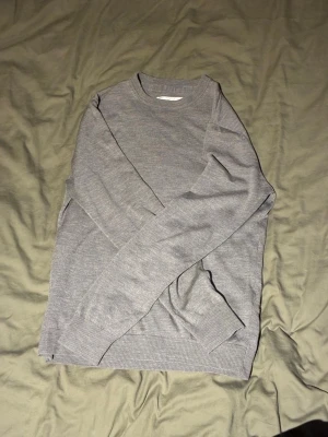 Grå merinotröja These Glory Days - Snygg grå långärmad tröja från These Glory Days i mjuk och tunn merinoull. Perfekt för lager-på-lager och skandinavisk stil. Pris kan diskuteras!