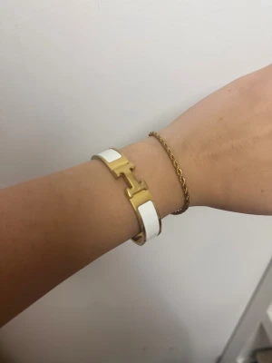 H-armabnd  - Armband i vitt och guld , fick i present 🤍 