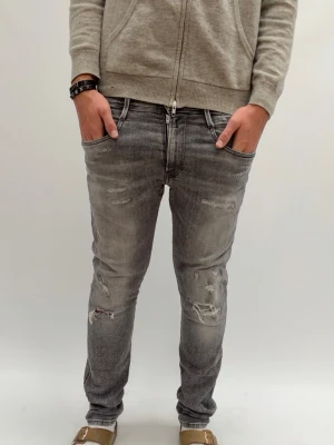 Replay Gråa slitningar  - Säljer nu mina gråa Replay jeans med schysta slitningar på. Jag är 187 lång och dem sitter perfekt på mig. Jeansen är köpta på jeansbolaget för 2000 nypris. Bara o skriva om ni vill ha mer bilder 