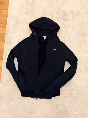 Lacoste kofta  - Lacoste kofta bra material och helt ok skick liten i storlek passar M fast att det står L 