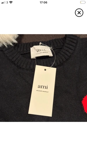 Svart stickad tröja från Ami - Svart stickad tröja från Ami Alexandre Mattiussi säljer pga för liten, passar bäst runt 170-180cm