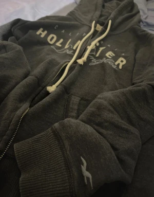 Hollister zip up hoodie (XS) - Är från Hollister, inte använd mycket. Är i mycket bra skick 