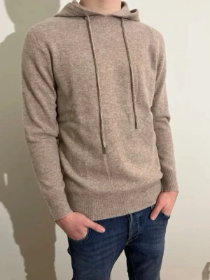 Merinoull hoodie - Exklusiv och stilren hoodie i 100 % merinoull ✨ Perfekt för vår- och sommarsäsongen. Storlek M, mycket sparsamt använd (max 3 gånger) och i utmärkt skick utan defekter. Kontakta mig gärna vid intresse eller frågor 😊