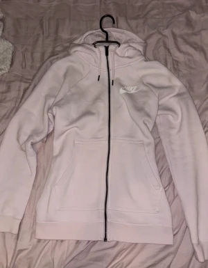 Rosa Nike kofta - En rosa Nike kofta med dragkedja, bra kvalite. Storlek S!❣️ 