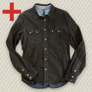 Svart jeansjacka från Nudie Jeans - En riktigt fet och trendig svart jeansskjorta från Nudie Jeans! Storlek S, fint skick. Skriv om du har frågor!  Mått: Längd - 68 cm, Axelbredd - 41 cm, Armlängd - 66 cm