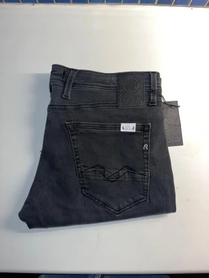 Replay Anbass jeans  - Helt nya! Svarta Replay Anbass Coin Zip jeans med slim passform. Materialet är jeans med en mjuk känsla och stretch. Midja 45cm, längd 102. JAG SKICKAR EJ FLER BILDER NÄR JAG BÄR JEANSEN! för storleksguide hänvisar jag till måtten och för bättre inblick i passformen rekommenderar jag att googla på modellnamnet. kolla måtten noggrant :) s5 