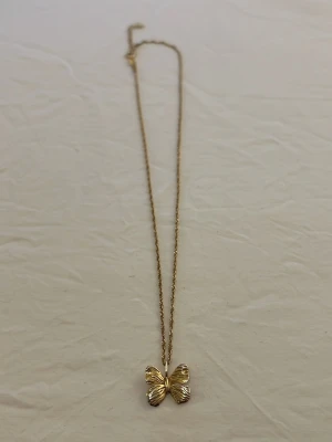 Halsband från Molly Ellen  - Bilderna visar ett halsband med fjärilshänge i guldton. Molly Rystas, mollyellen.com, nypris 999kr.