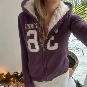 Abercrombie & fitch zip med foder  - En zip från Abercrombie & fitch i storlek XS. Jag fraktar inom 24h. Se liknande plagg i min profil!