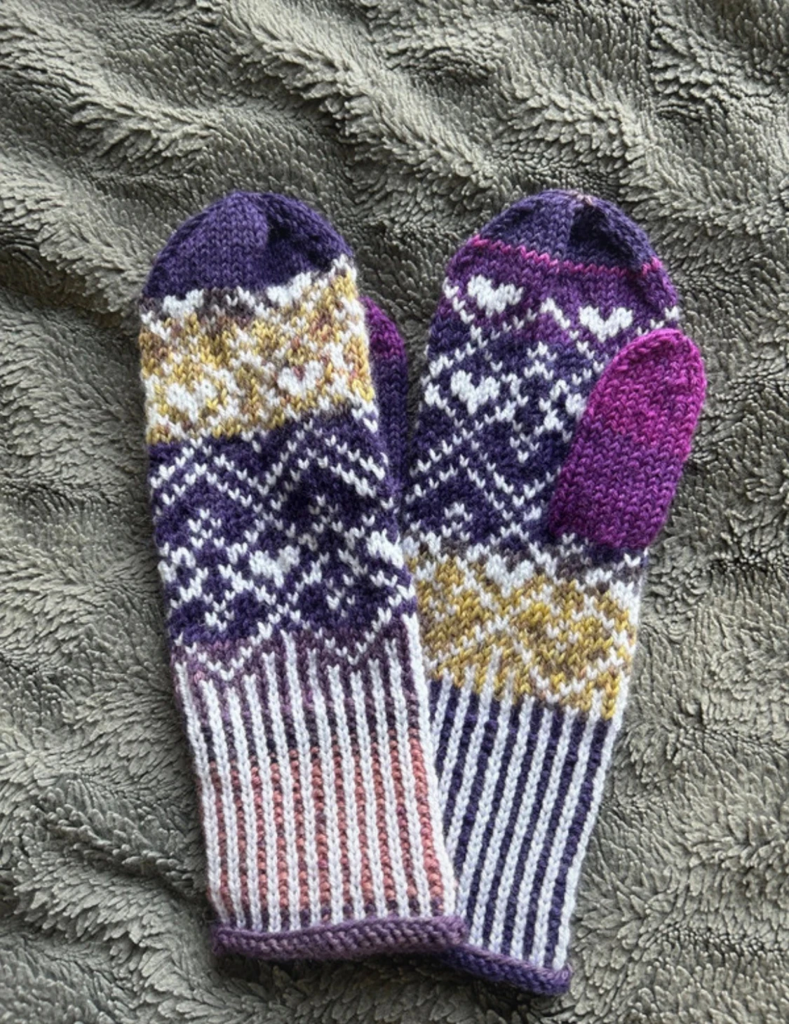 Stickade vantar i ull