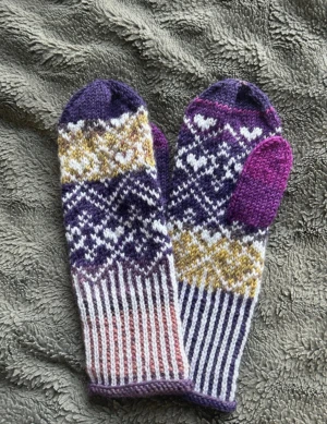 Stickade vantar i ull - Hemmastickade vantar i Ull. Passar s/m. Helt nya. Stickade av mig.