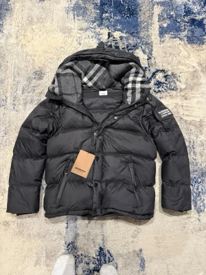 Burberry jacka - Tja! Säljer denna as feta burberry jackan i nyskick. Jackan är aldrig använd. Inget kvitto finns! Storlek M men sitter som S, han på bild är 185cm, 75kg. Hör av er vid funderingar!