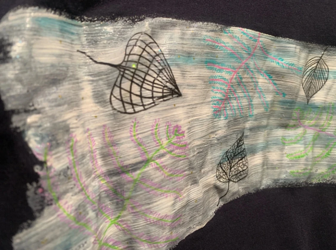 Svart t-shirt med konstnärligt tryck - 4