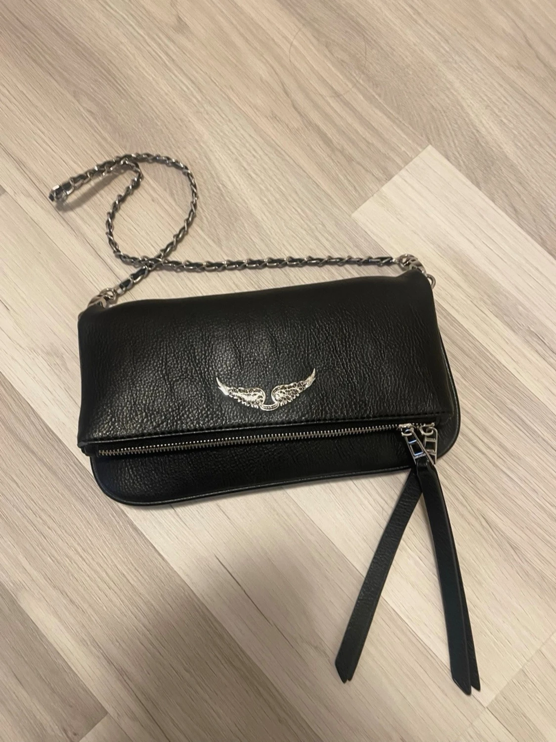 Svart axelväska med kedja