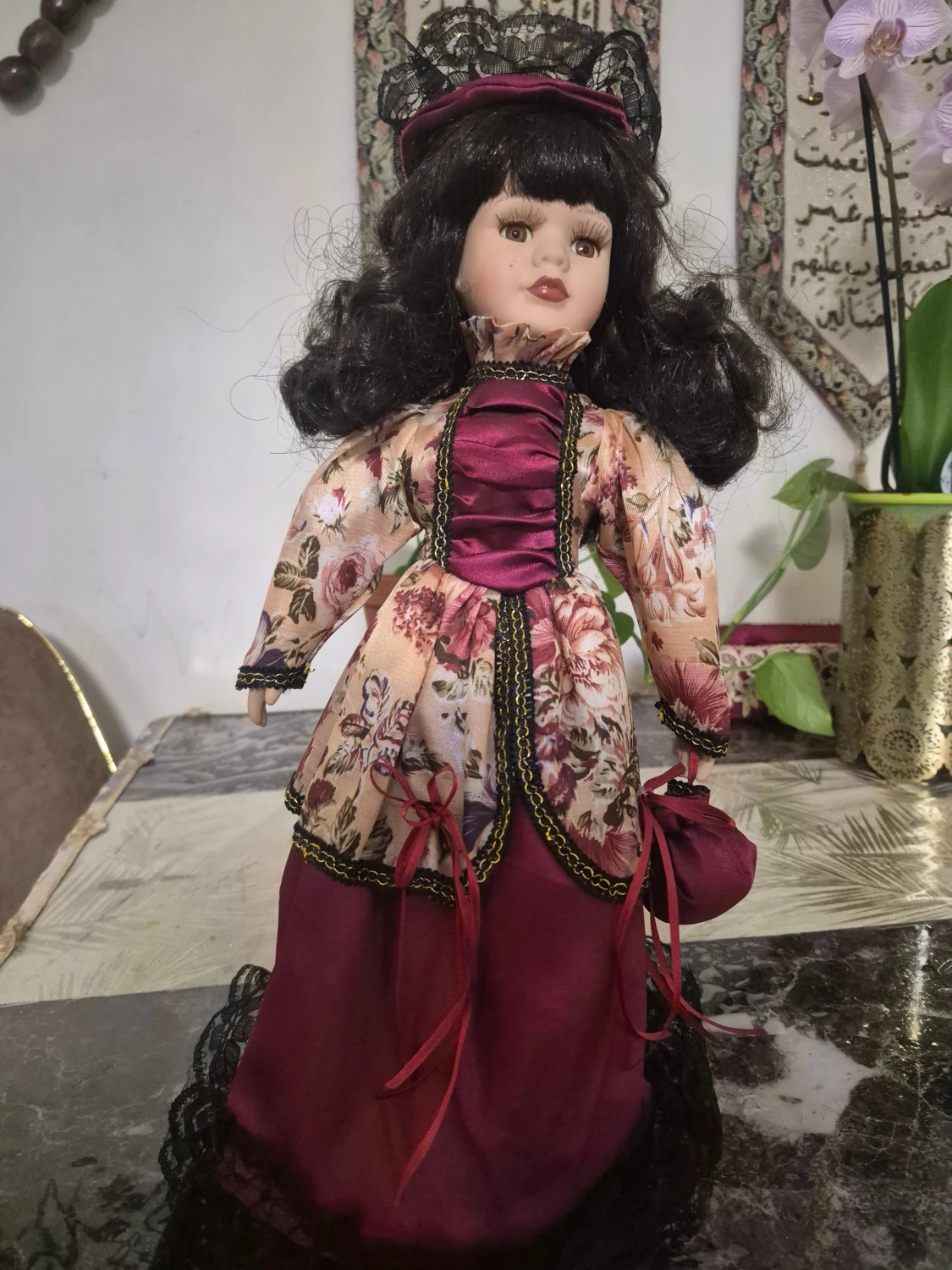 Viktoriansk stil samlarminnen, 45cm porslinsdocka, rubinbruna ögon, svart hår - 1