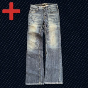 Levi's 512 Bootcut jeans - Ett par riktigt snygga och unika vintage Levi's 512 bootcut! Utmärkt skick, storlek på taggen: 28/33 (se mått nedan). Skriv om du har frågor!  Mått: Storlek på tag – 28/33, Midja – 37.5 cm, Lår – 26 cm, Innersöm – 84 cm, Längd – 105.5 cm, Benöppning – 22.5 cm