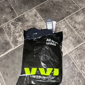 Svarta byxor från Haglöfs - Säljer ett par svarta byxor från Haglöfs. Helt nya byxor köpt från XXL för 1300 säljer för 850 pris kan diskuteras samt att byxorna fortfarande har kvar lapparna. OBS byxorna har aldrig användts bara testas. STORLEK 56 passar L 