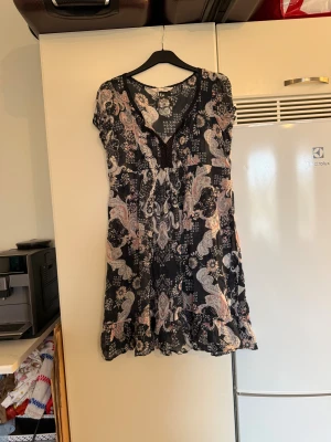 Odd molly klänning  - Säljer en tunnare sommarklänning med en svart bottenfärg med detaljer i vitt, rosa och grått. Från märket Odd Molly. Storlek 2 som enligt deras storleksguide motsvarar en M. Mycket fint skick, jag hittar inga synliga anmärkningar eller defekter.  
