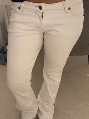 Vita lågmidjade jeans - jättegulliga vita jeans , lågmidjade och utsvängda. 