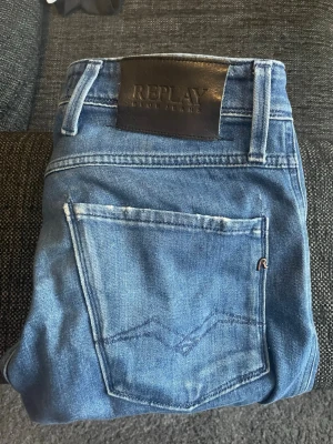 Replay jeans - Säljer ett par blå replay jeans i väldigt bra skick- storlek 28/30. Pris 349✅ hör av er vid minsta fråga!