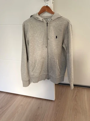 Ralph lauren zip hoodie - Säljer nu min Ralph lauren zip hoodie som inte längre kommer till användning. Den är knappt använd då den inte är min stil längre. Köpt på NK i Göteborg. Priset går att diskutera, hör av dig om du har några funderingar!