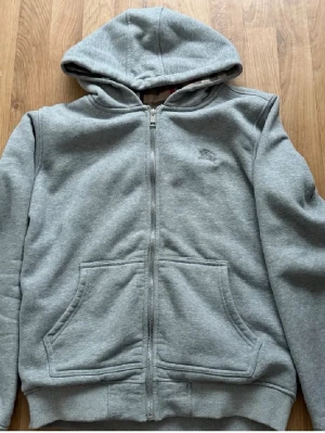 Burberry hoodie - En helt ny Burberry hoodie aldrig använt och om du har funderingar om bilder eller andra frågor tveka inte att fråga. Pris kan diskuteras 
