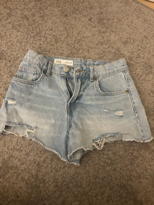 Ljusa shorts från Zara - Ljusblå short Fårn Zara 