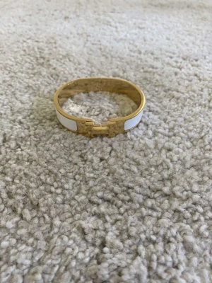 H armband  - H armband som knappast är använd skriv för mer frågor