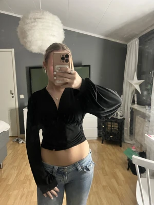 Vringad tröja  - Super fin men kommer tyvärr inte till användning! Det är turkisk storlek så den är absolut inte en L utan är en S i storlek. 🥰 hör av dig vid frågor osv