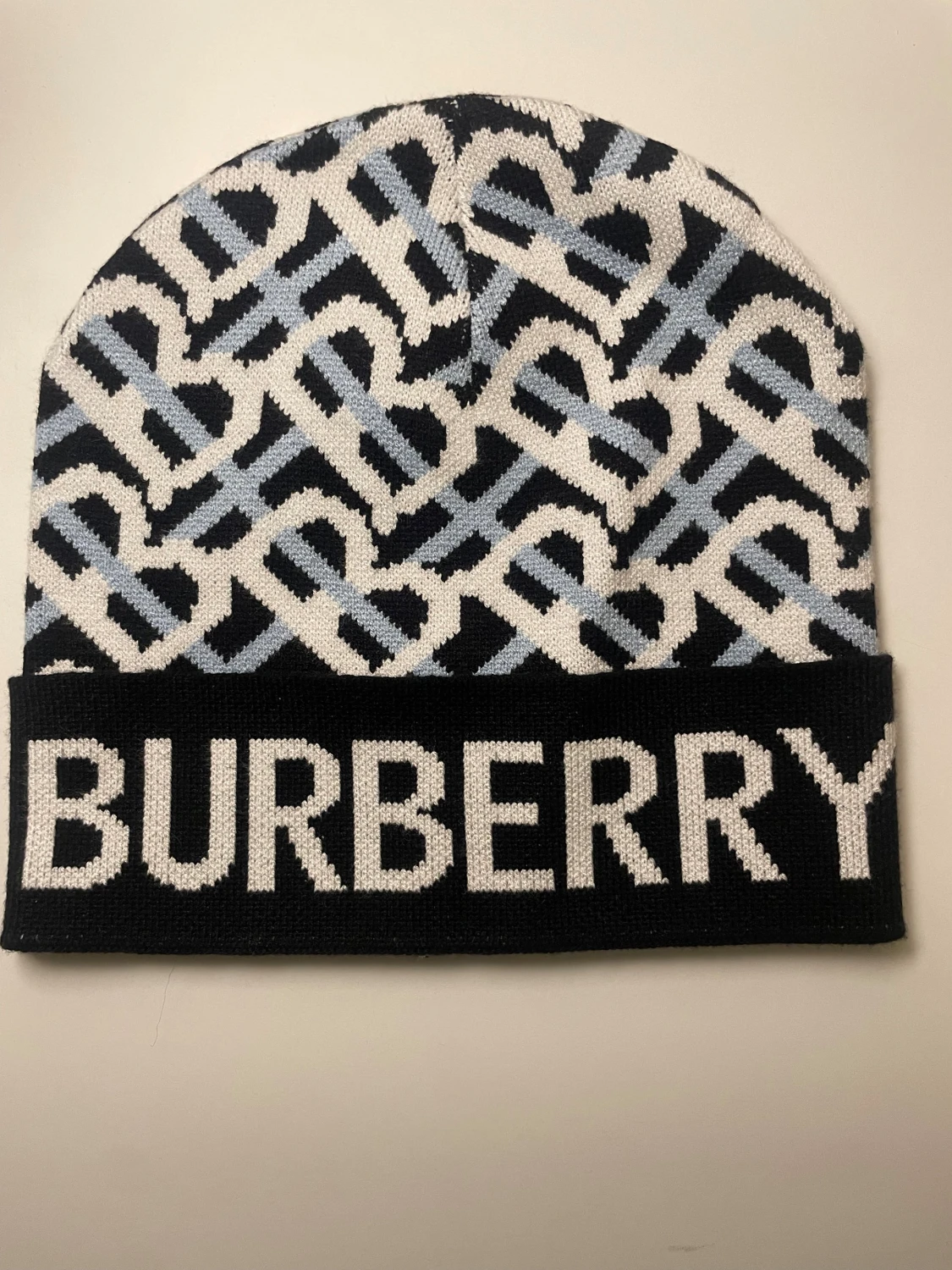 Burberry mössa med monogrammönster