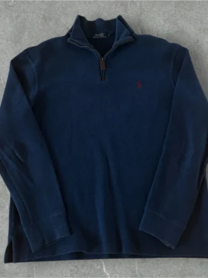 Ralph Lauren Half Zip Blå - 📍Storlek:S  💪🏽Skick:Ny utan prislapp   📐Mått: Längd:64cm Axelbredd:44cm  📎Material:100%bomull:  📦Skickar alltid inom 24h  💸Köp fler plagg för att få billigare pris  ✅Äkthetsgaranti