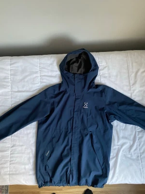 Haglöfs regnjacka - Ett mörkblå haglöfs regnjacka med storleket M, om du har några frågor så smsa mig 