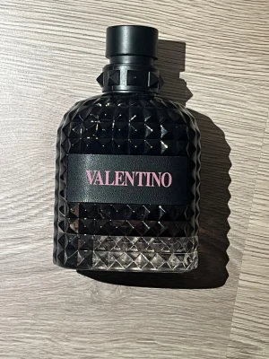 Valentino parfym 100ml - Har använt den 1-3 gånger så den är fortfarande nästan full.