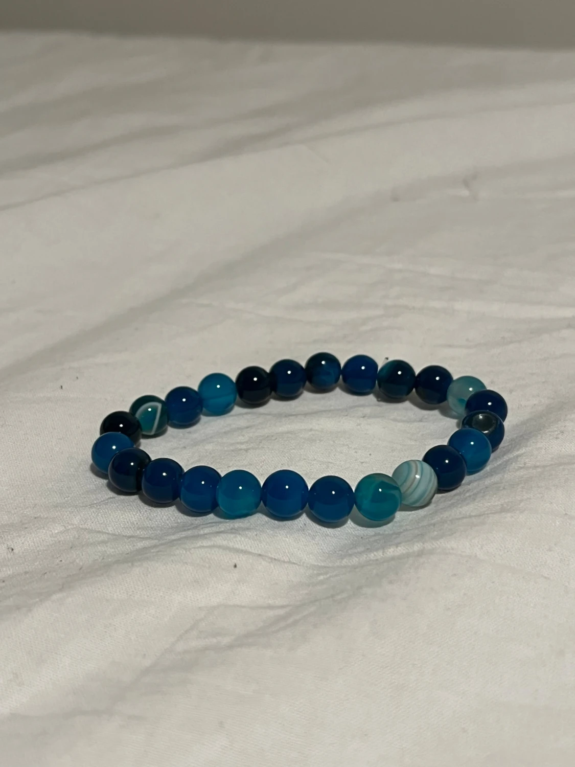 Marinblått marmor-armband