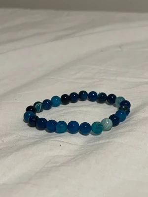 Marinblått marmor-armband - Säljer ett snyggt armband som är gjort av marmor. Använd fåtals gånger men inga tecken på användning. Skickar snabbt.