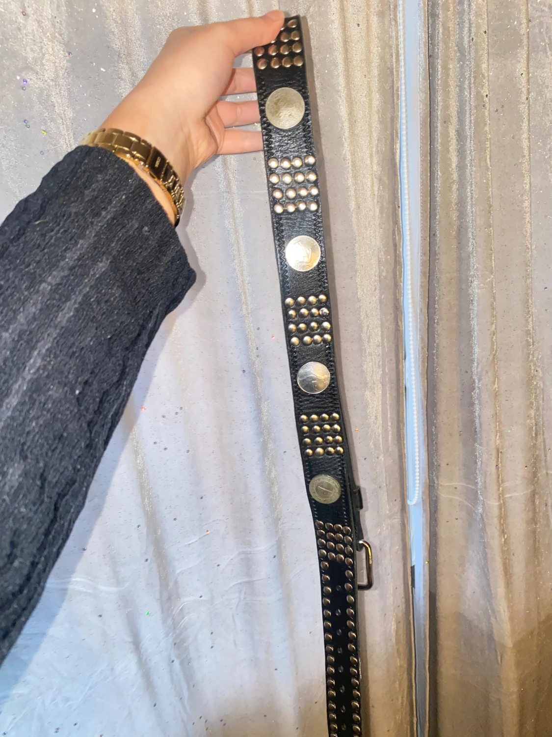 Svart skinnväst med nitar och mynt - 1