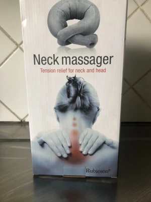 Grå massagekrage från Rubicson mot nack och ryggvärk  - Säljer en grå massagekrage från Rubicson som är mjuk och bekväm.  Den är designad för att ge massage till nacke och huvud och har två intensitetsnivåer. Passar alla halsstorlekar och drivs av två AA-batterier (medföljer ej). Perfekt för att slappna av efter en lång dag.batterier ingår 