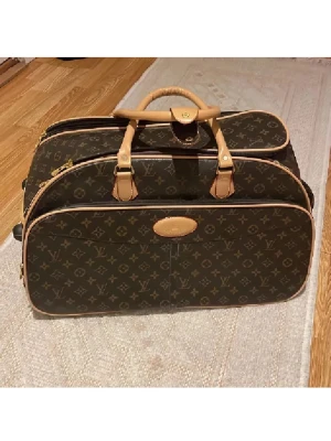  Brun resväska med monogram💕 Supersnygg 💕 - Säljer en lyxig resväska  klassiskt monogrammönster i brunt och beige. Väskan har två handtag, guldfärgade dragkedjor och detaljer i ljust skinn. Perfekt storlek för weekendresor och har flera fack för smart packning. Nyskick utan defekter alls och lyxig till resan. Ingen kvitto därav priset ❤️Använd gärna köp nu❤️Obs skickas endast med postnord då inte den får plats på instabox lådorna