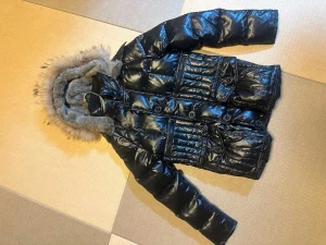 Japansk PPFM svart dunjacka med päls - Mått(Längd:68 Axel till axel:53 Bröst:46 ärmar:54). Storlek: Medium. Detta är en Japansk Archived Down Puffer från PPFM. Den har några tecken på användning men funkar som ny. 