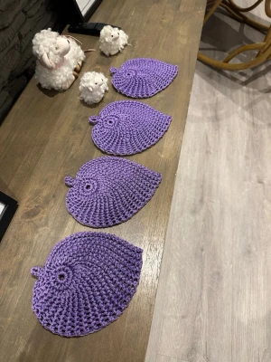 Hand virkade kaffe underlag  - Mycket fina kaffe underlag som har motiv 🍂 dem är handgjorda med kvalitet 🧶 