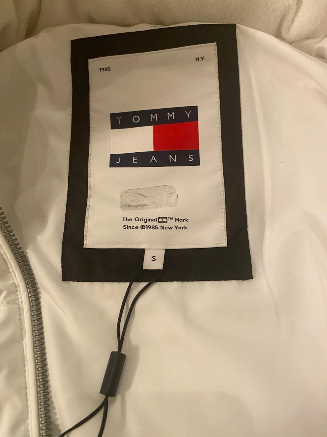 Vit pufferjacka från Tommy Jeans - 1