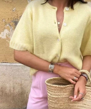 Kortärmad gul stickad kofta  - Koftan är mer mörk gul än vad som visas på de två första bilderna. Sista bilden är egen bild. Kom privat för mått 📏 