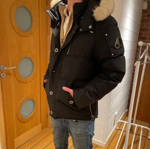 Moose Knuckles 3q Jacka - Tja, säljer en tvär fet jacka från ”Moose Knuckles” som är perfekt till vintern. Den är i använt skick men det finns några små defekter (skriv för bilder). Pälsen är i bra skick och går också att ta av. äkthet garanteras. Skriv gärna vid frågor och funderingar (pris kan diskuteras).