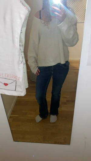 Blå bootcut jeans från Gina Tricot - Säljer ett par blå jeans från Gina Tricot i storlek 164. Modellen har bootcut-snitt med markerade sömmar och klassiska fickor både fram och bak. Jeansen är tillverkade i jeansmaterial och har en snygg mörkblå tvätt.