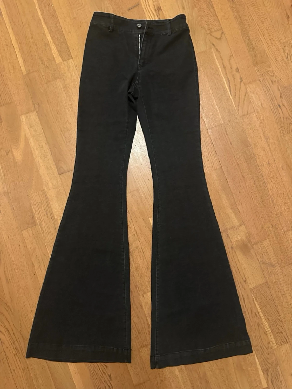 Mörkgrå bootcut jeans från Alobha